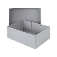 Dvoudílná víková krabice pevné konstrukce, nýtovaná nebo sešitá nerezovou sponou.  Z hladké lepenky 1,5 mm.