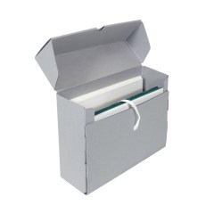 Skládačková krabice s tkanicemi z lepenky 1,4 mm. Na rizikových místech je lepenková vrstva konstrukce zdvojena. Primárně byla vyvinuta pro Státní archiv v Kuwaitu. Krabice je do určité míry ohnivzdorná.