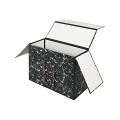 Krabice na formáty A4, provedení kašírované papírem mramor, opatřeno otvory a provázkem na pečetění. Z hladké lepenky 2,2 mm.