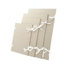 Archivní desky s textilní bílou tkanicí. Snadný přístup předurčuje tyto desky pro použití u častěji navštěvovaných archiválií. Desky vyrobeny ze zásadité lepenky, pH >7,5.