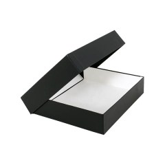 Krabice vyrobena knihařským zpracováním, pokašírovaná archivním kartonem 350 g/m2. Z hladké lepenky 2,0 -3,0 mm.